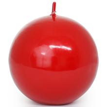 Červená guľa sviečka s hladkým povrchom.