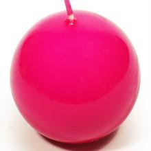 Ružová guľová sviečka s priemerom 8 cm.