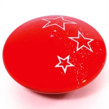 Biele hviezdy na červenej sviečke.