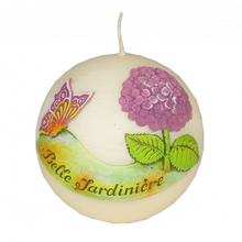 Sviečka guľa s motívom hortenzie a motýľa v ecru farbe.