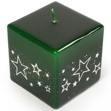 Zelená sviečka v tvare kocky s bielymi hviezdami.