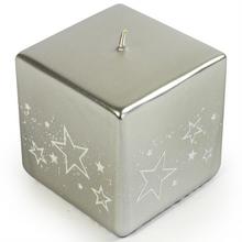 Biele hviezdy sviečka v tvare kocky.