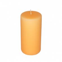 Oranžová matná sviečka valcového tvaru.