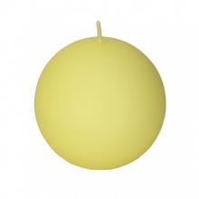 Matná guľa sviečka v krémovej citrínovej farbe.