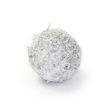 Biela guľa s dekoratívnym povrchom.