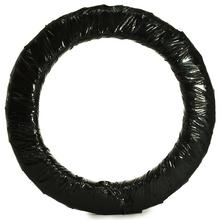 Slamenný kruh obalený čiernou fóliou.