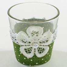 Pohár s krajkou a kvetinovým vzorom.