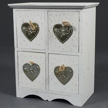 Drevená skrinka s štyrmi srdcovými úchytkami.