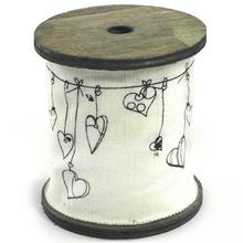 Dekoračná stuha s motívom srdiečok na cievke.