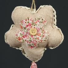 Závesný kvet z plátna s kvetinovým vzorom a gombíkom.