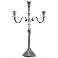 Alumíniový svietnik s tromi ramenami a výškou 39 cm.