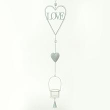 Závesný svietnik v tvare srdca s nápisom LOVE.