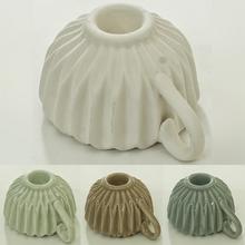 Svietnik v tvare šálky s opakovaným vzorom.