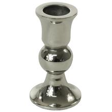 Malý hliníkový svietnik s lesklým povrchom.