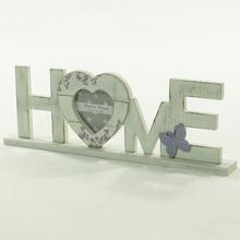 Drevený rámik s nápisom HOME a srdcom na fotografie.