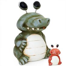 Pokladnička v tvare aligátora s očami na pružinách.