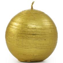 Zlatá guľová sviečka s textúrou.