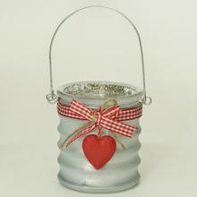 Sklenený pohár so srdcom a drôteným uchom.