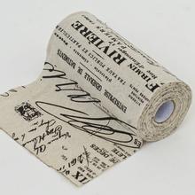 Rolka polyesterového materiálu s potlačou písma.