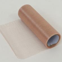 Rolka organzy v staroružovej farbe.