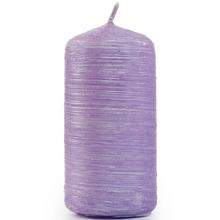 Fialová sviečka DRAPANA valcového tvaru.