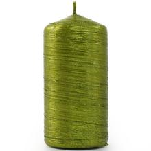 Jednofarebná sviečka v olivovej farbe.