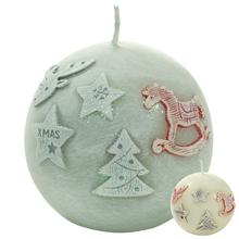 Vianočná sviečka HAPPY XMAS v sivých a ecru farbách s motívom hviezd a stromčekov.