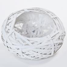 Biely prútený obal s plastovým vnútrom, priemer 24 cm.