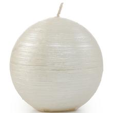 Biela guľová sviečka s jemnou textúrou.