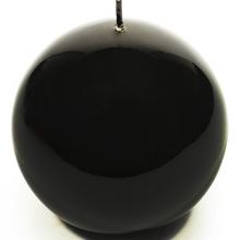 Čierna guľová sviečka s lesklým povrchom.