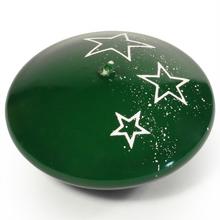 Zelená sviečka s bielymi hviezdami.