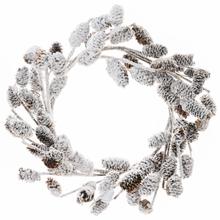 Vianočný veniec so zasneženými šiškami, priemer 20 cm.