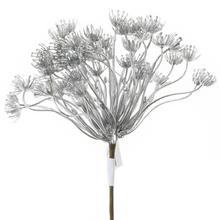 Umelé vianočné kvety so strieborným lakovaním.