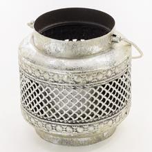 Kovový vyrezávaný svietnik so sklom.