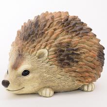 Keramická figúrka ježa s hnedými a béžovými detailmi.