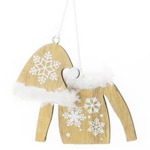 Drevený vianočný záves s motívom svetra a čiapky.