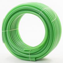 Zelená záhradná hadica s dĺžkou 25 metrov.