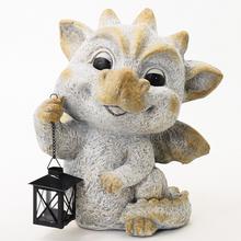 Keramický dráčik s lampášom.