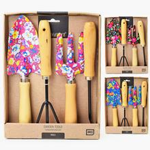 Sada záhradného náradia s kvetinovými vzormi.