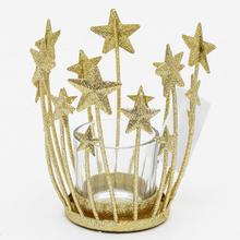 Zlatý svietnik v tvare hviezd.