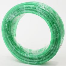 Zelená záhradná hadica, 15 metrov dlhá.