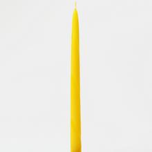 Žltá kónická sviečka ŠPIC T-3 s pásikom.