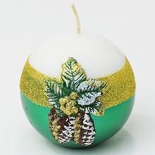 Vianočná sviečka guľa 80 zelená so šípkami a zlatým detailom.