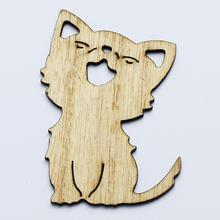 Výrez mačky z prírodného dreva.