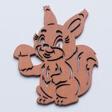 Drevený výrez zajaca v oranžovej farbe.