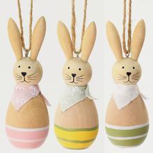 Závesný drevený zajac v mixe farieb.