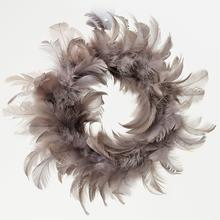 Sivý veniec z pierok s priemerom 20 cm.