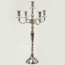 Aluminový svietnik s piatimi ramenami, výška 80 cm.