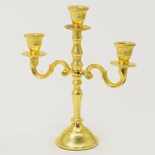 Zlatý svietnik s tromi ramenami.