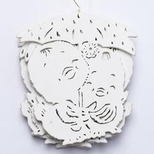 Výrez kačičky s dáždnikom z bieleho dreva.